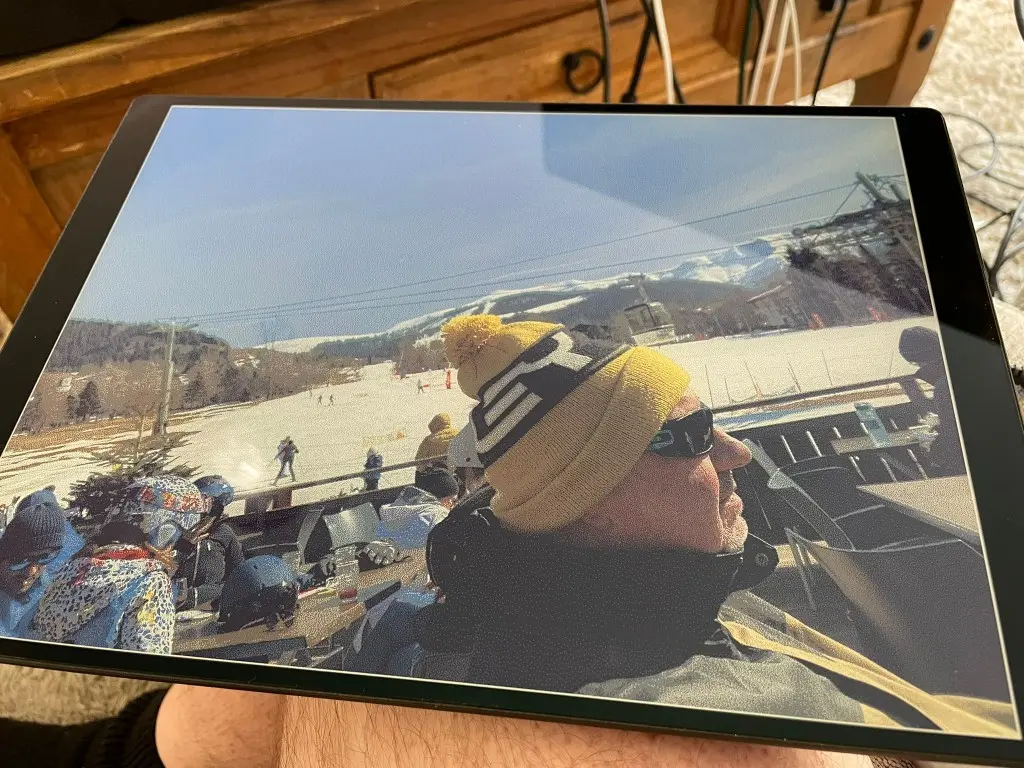 Colour e-ink display showing a bright ski image on the working Active-Edge platform